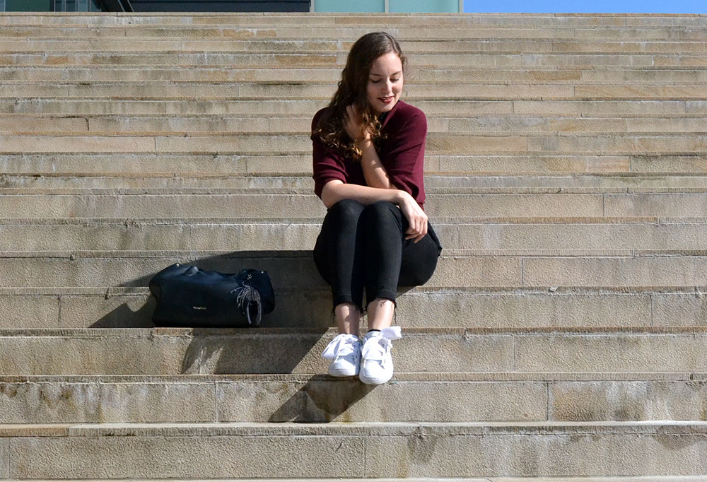 dark red jeans outfit