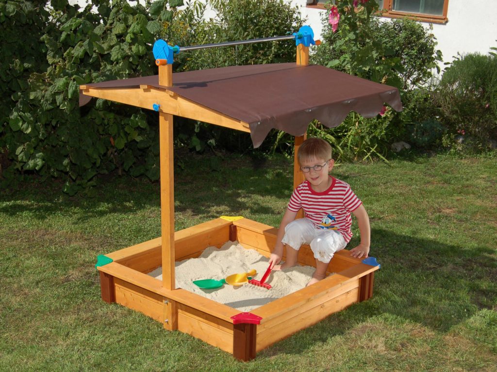 Sandkasten Felix aus Holz mit absenkbarem Dach GASPO