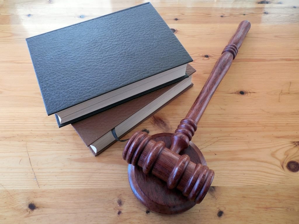 testi di legge e martelletto