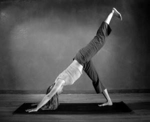 Variante con gamba sollevata di Adho Mukha Svanasana