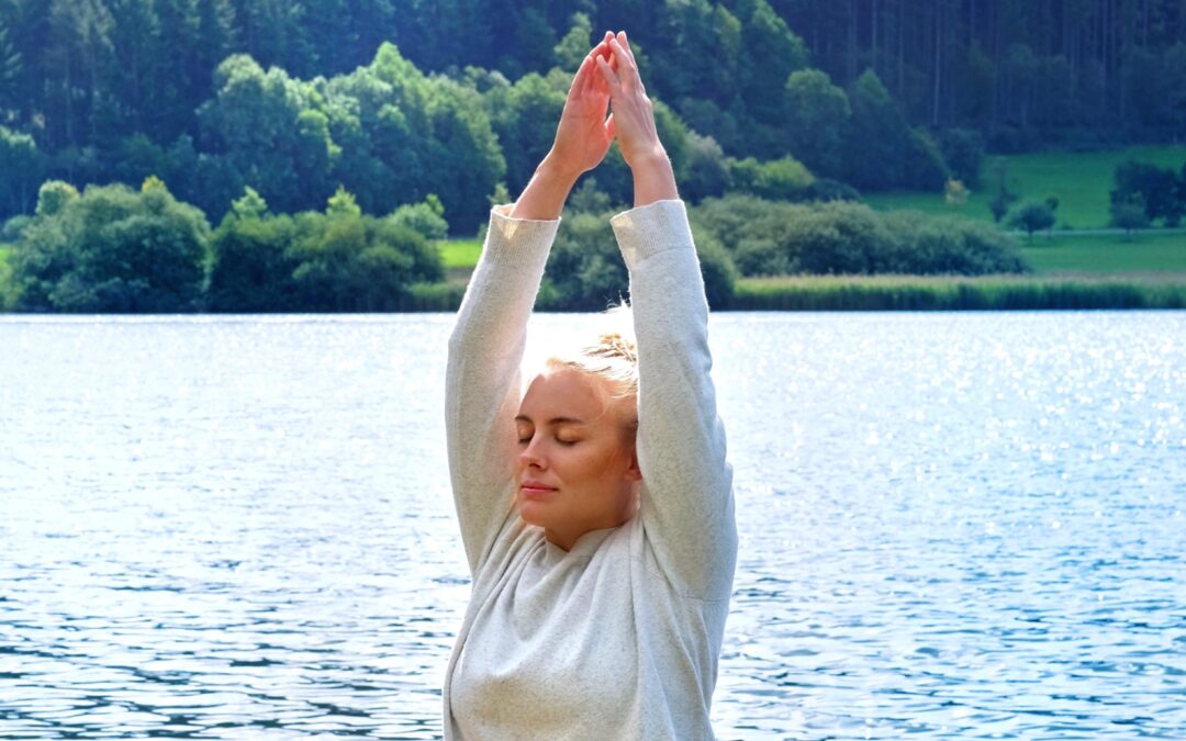 AUS DER LIEBE IN DIE KRAFT – EIN JAHR IN YOGA