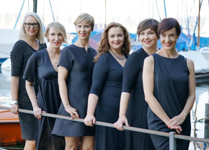 Die Lady.Bloggers im Kleinen Schwarzen (von links nach rechts): Stephanie alias die Modeflüsterin, Cla von Glam Up Your Lifestyle, Conny von Conny Doll Lifestyle, Valérie von Life40Up!, Susi von Texterella und Anja alias die Schminktante. Die Kleider: 2 x avantgardistisch, 2 x "Fit and Flare" mit Wickeloptik , 1 x romantisch im Dessous-Stil und 1 x figurnah, klassisch-elegant. Und immer passend...