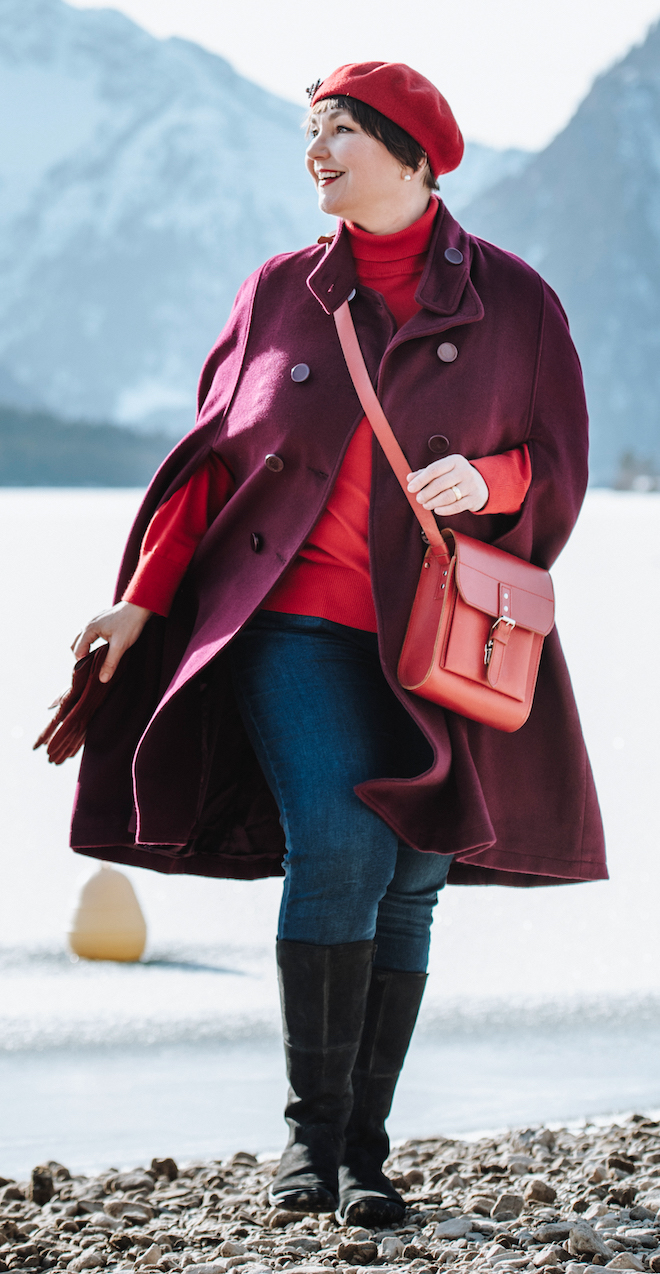 Susi im Outfit mit roter Kappe