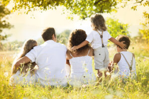 Eine zielgerichtete Erziehung erschafft viel Freude. So wir sie die Familie auf dem Bild ausdrückt.