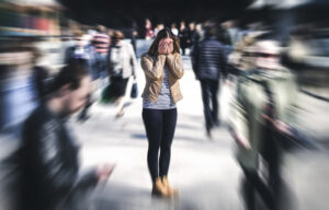 Angst ist ein schlechter Erziehungsratgeber. Frau hält Augen zu.