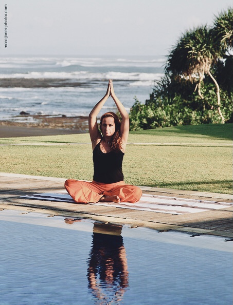 Yogastellung am Pool Bring Energie in deine eigene Yoga Praxis. Yogastellung am Pool.