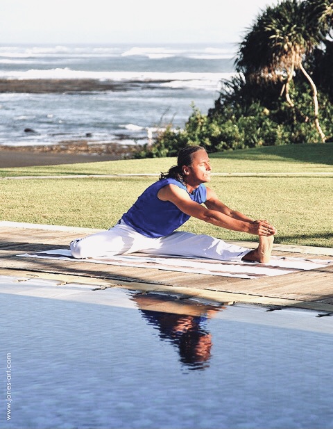 Yogaübung am Pool Bring Energie in deine eigene Yoga Praxis. Yogastellung am Pool.