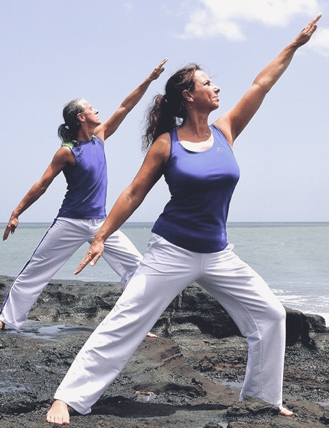 Dao Yoga Studenten am Meer Mit Atem in Energie kommen. Dao Yoga Studenten beim Üben