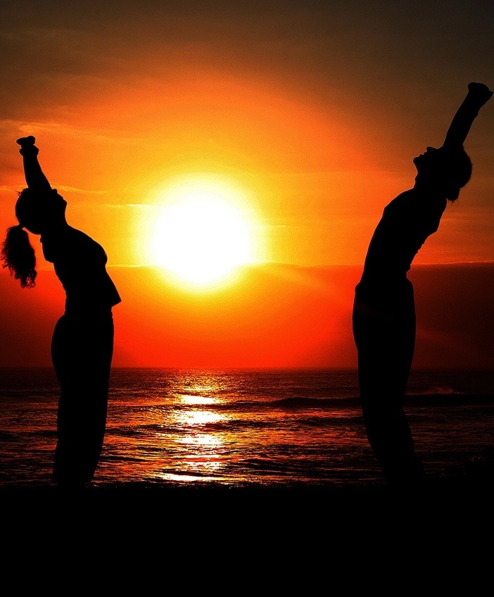 Dao Yoga Studenten am Meer Mit Atem in Energie kommen. Dao Yoga Studenten beim Üben