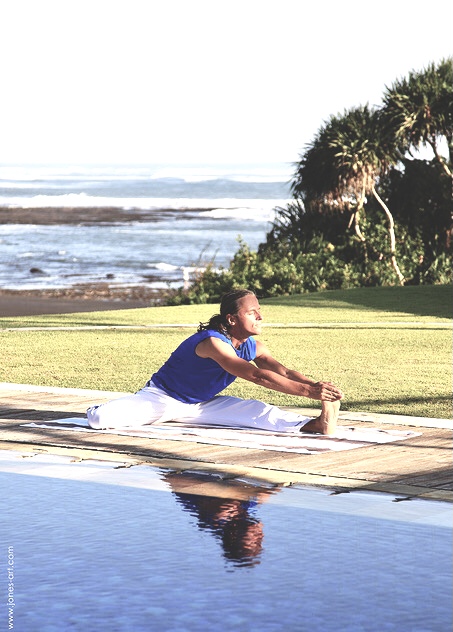 Dao Yoga Student am Pool, Hintergrund Meer Mit Atem in Energie kommen. Dao Yoga Student am Pool
