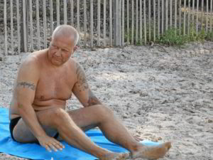 Fett an Strand vor dem Intervall-Lifestyle Konzept