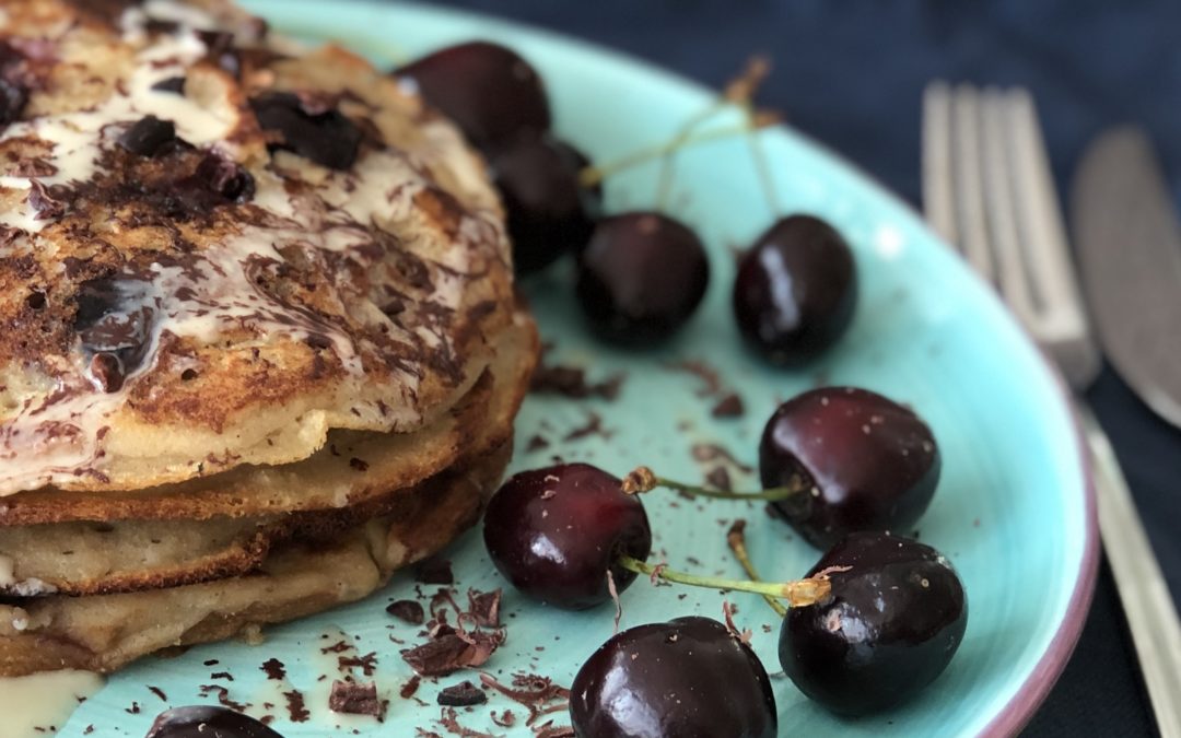 Fluffige Pancakes mit Kirschen