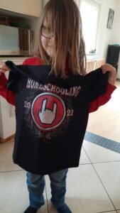 Mein Sohn zeigt sein Homeschooling-T-Shirt