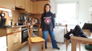 Ich stehe mit Homeschooling-T-Shirt in unserer Küche