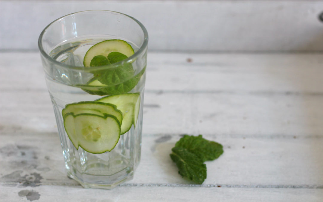 Infused Water mit Gurke Minze