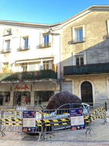Frankreich, Pamiers, Auto mit Meteoriteinschlag, Kunst