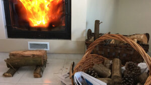 Kamin mit Brennholz