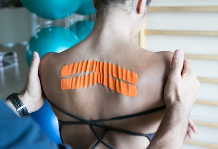 Applicazione taping neuromuscolare sulla schiena