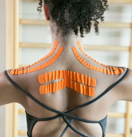 Applicazione taping neuromuscolare schiena e spalle