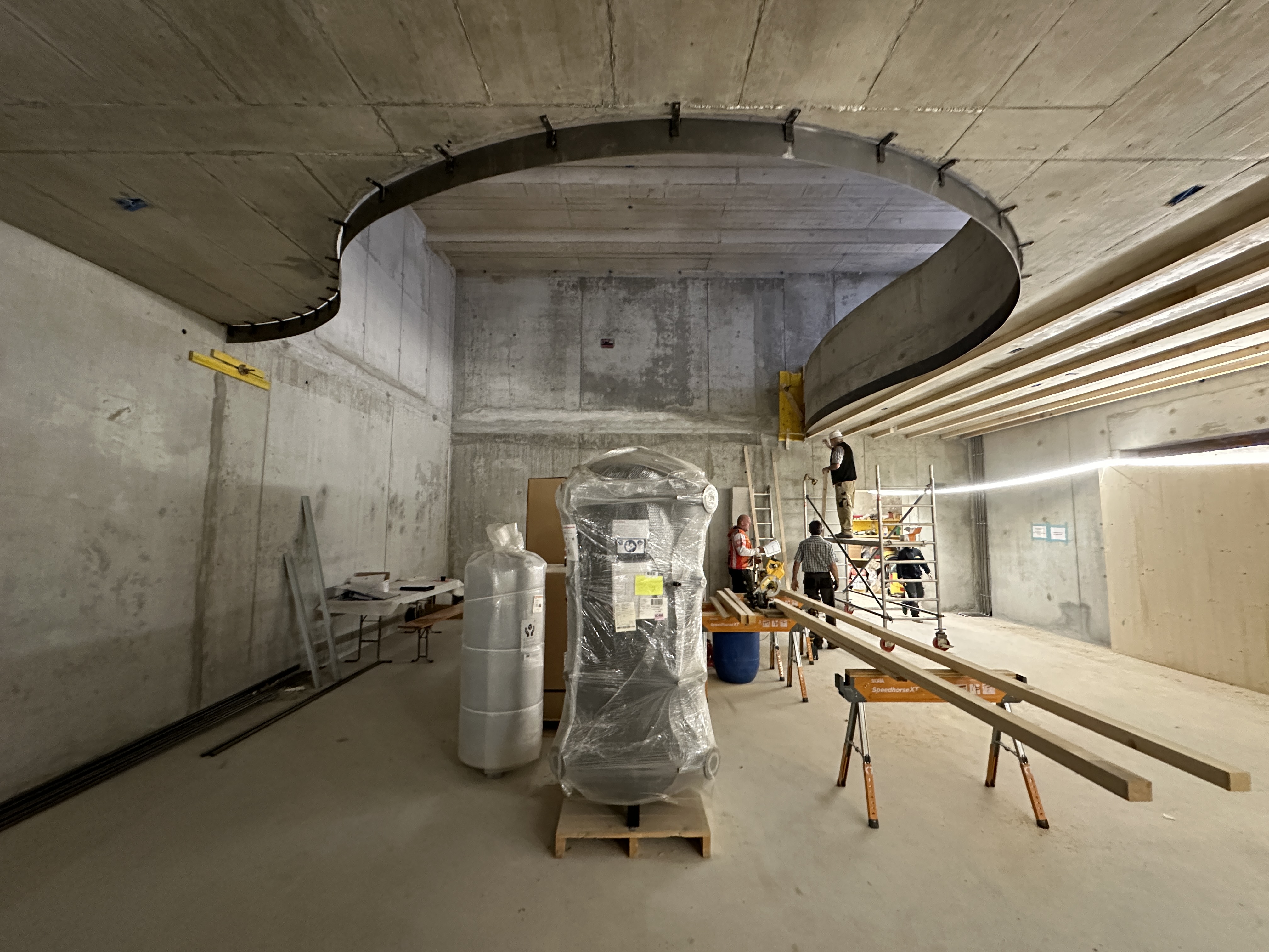 La salle en cours de transformation et ce à quoi elle ressemblera à l'avenir. © LSU AG