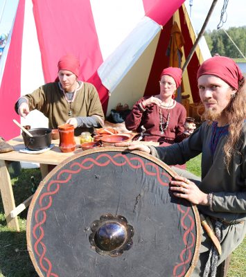 Joonatan Kutilainen ja Onni Kutilainen ovat saaneet tälle festivaalille mukaansa myös äitinsä Annika Kutilaisen.