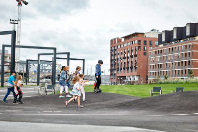 Lapset leikkivät Kalasatamassa