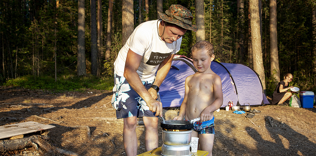 Nuku yö ulkona. Telttamatkalla saaressa.