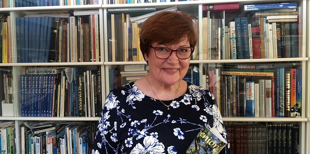 Anneli Rajaniemi kirjastohuoneessaan.