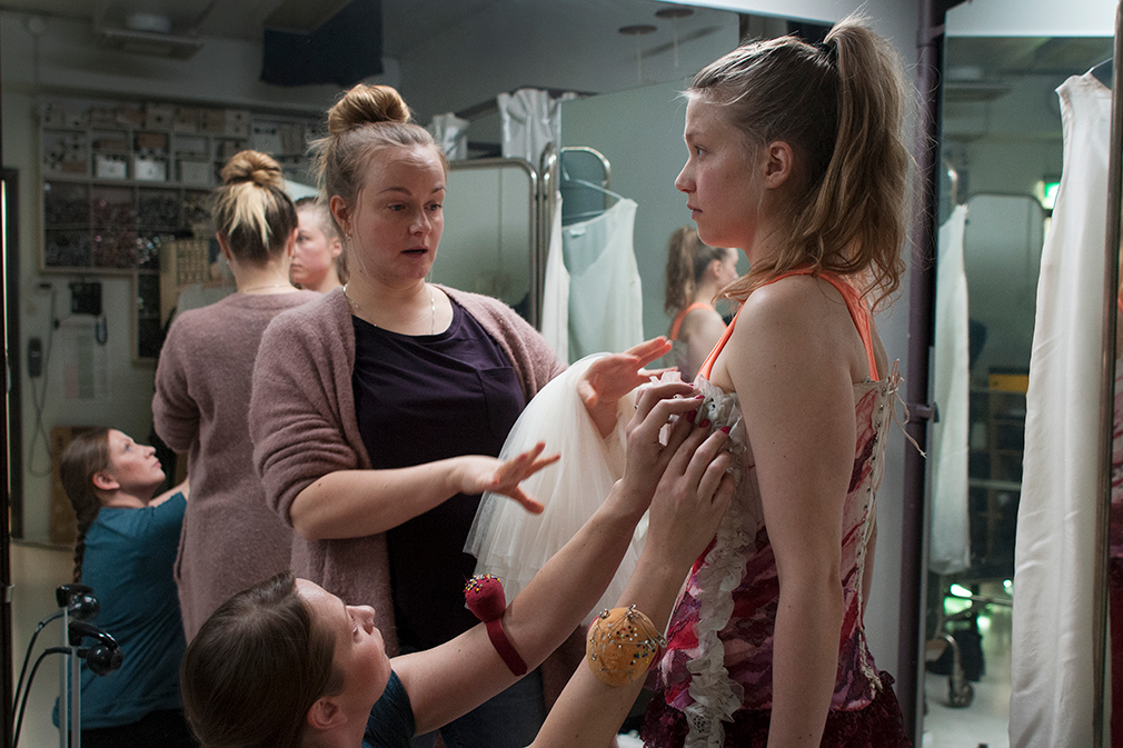 Ulla (Sofia Jalagin), Sinja (Emilia Sinisalo) ja Emppu (Julia Lappalainen).