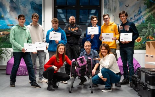 Středoškoláci programují robotického psa SPOTa