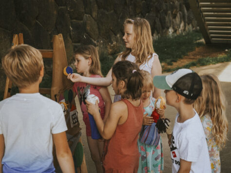 Nedělní pohádky u řeky: odpoledne plné příběhů, her a tvoření