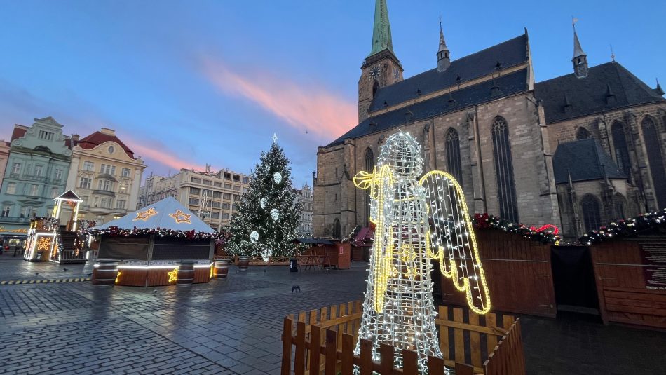 Anděl a katedrála sv. Bartoloměje v Plzni