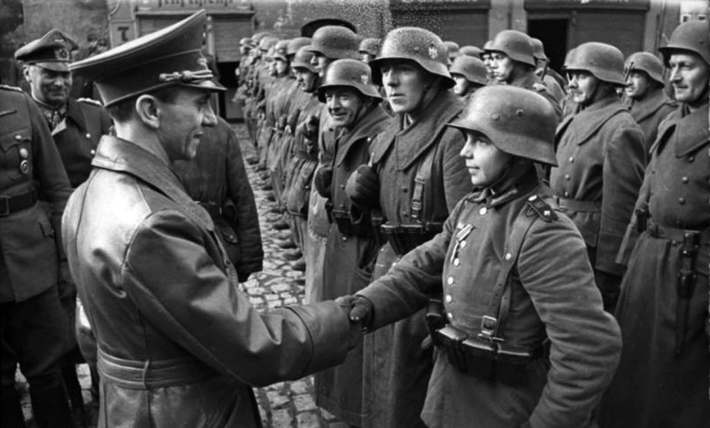Dr. Joseph Göbbels propagandaminiszter látogatása Lauban városában amint éppen gratulál a 16 éves Willi Hübnernek