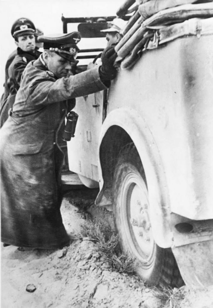 Erwin Rommel segít kitolni a berakadt autóját