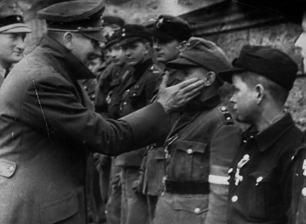 Hitler megdicséri Willi Hübnert a ceremónián