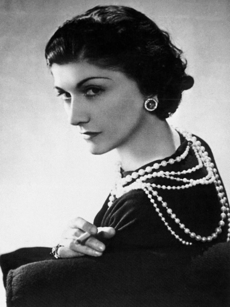 Coco Chanel ellentmondásos alak volt. Néhány azt állították, hogy német kém volt, de bizonyítani soha nem tudták.