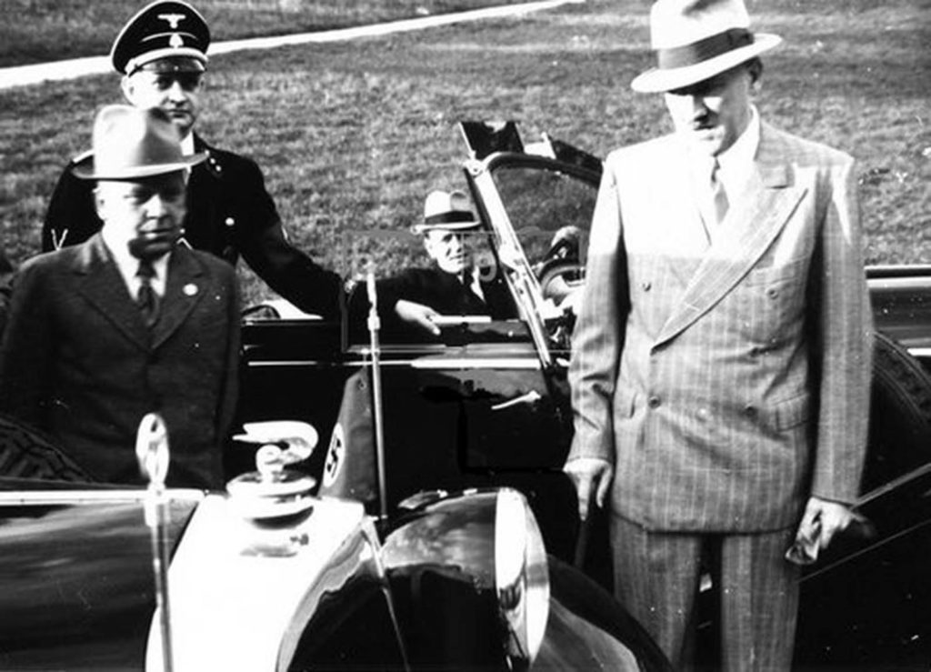 Adolf Hitler és katonai vezetői a gengszter-stílusú öltönyeikben közvetlenül Lengyelország inváziója előtt