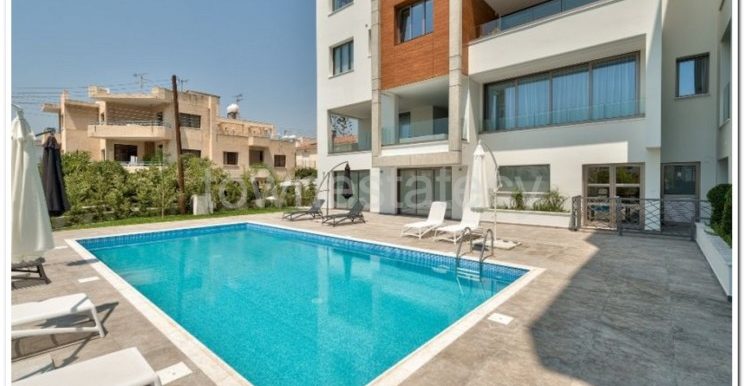 z outdoor pool