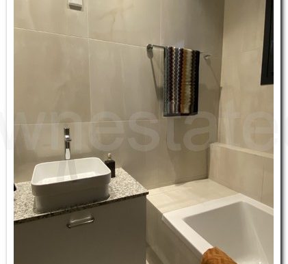 Main Bathroom (L)