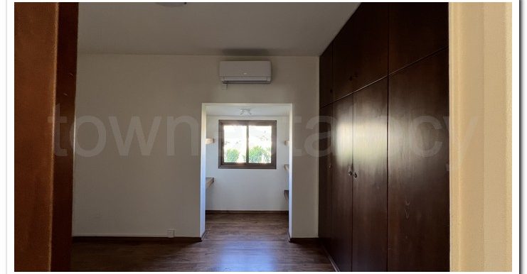 GIORGOS PARLAS BANKER (12)