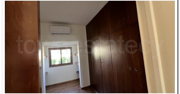 GIORGOS PARLAS BANKER (18)