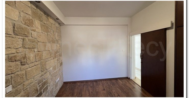 GIORGOS PARLAS BANKER (25)