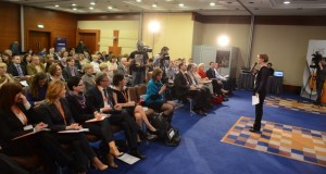Керівник Львівської бізнес-школи Софія Опацька відкриває конференцію ) «Феномен попиту» у Києві