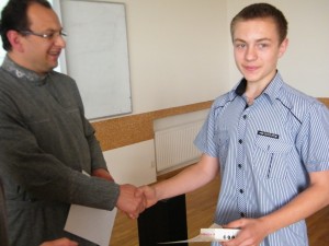 о. Михайло Гарват вручає нагороду Богданові Ковалику, його проект здобув нагороду у номінації «Змістове наповнення»