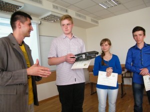 Аналітик експертної компанії «ProMova» Алім Алієв вручає нагороди переможцям конкурсу