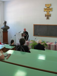 О. д-р Іван Дацько виголошує доповідь на літній школі в Римі