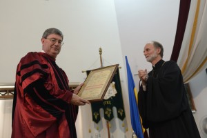 Єпарх Паризької єпархії УГКЦ, ректор УКУ владика Борис (Ґудзяк) вручає Джорджу Вайґелю почесну грамоту Doctor Honoris Causa