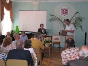 Директор музею УКУ Андрій Цибко дарує Музею Волинської ікони альбом «Царські врата українських іконостасів» IMG_4978