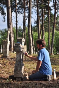 Андрій Вулочин під час роботи з відновлення цвинтаря в с. Гораєць