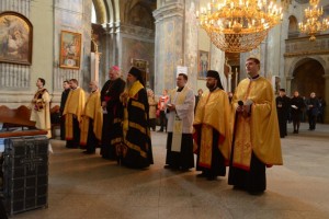 По центру - Архиєпископ Томас Едвард Ґалліксон та владика Венедикт